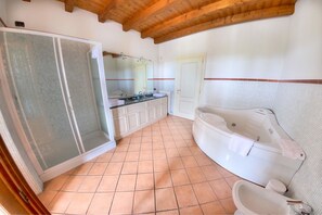 Habitación cuádruple superior, patio | Baño | Ducha