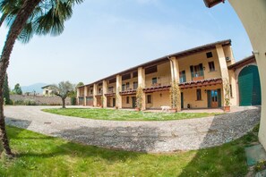 Front of property - Agriturismo Villa Antonella (Iseo)