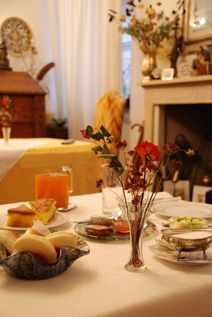 朝食 (コンチネンタル ブレックファスト)、毎日提供 (1 名様 8 EUR)