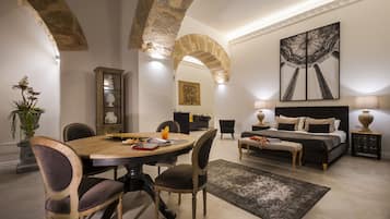 1 habitaciĂłn, minibar, caja de seguridad en la habitaciĂłn y escritorio