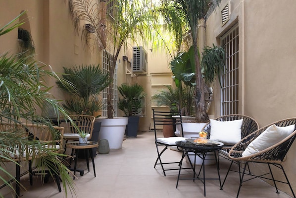 Comfort-Dreibettzimmer | Terrasse/Patio