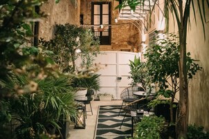 Design Apartment | Minibar, in-room safe, desk, laptop workspace