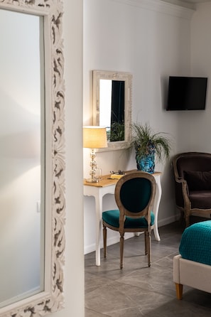 Superior-Doppelzimmer, Stadtblick | 1 Schlafzimmer, Minibar, Zimmersafe, Schreibtisch