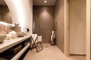 Comfort Triple Room | Bathroom | Eco-friendly toiletries, hair dryer, bathrobes, slippers