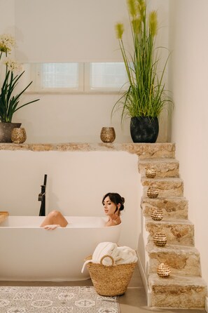 家庭开间套房, 副楼 | 迷你吧、客房内保险箱、办公桌、笔记本电脑工作区