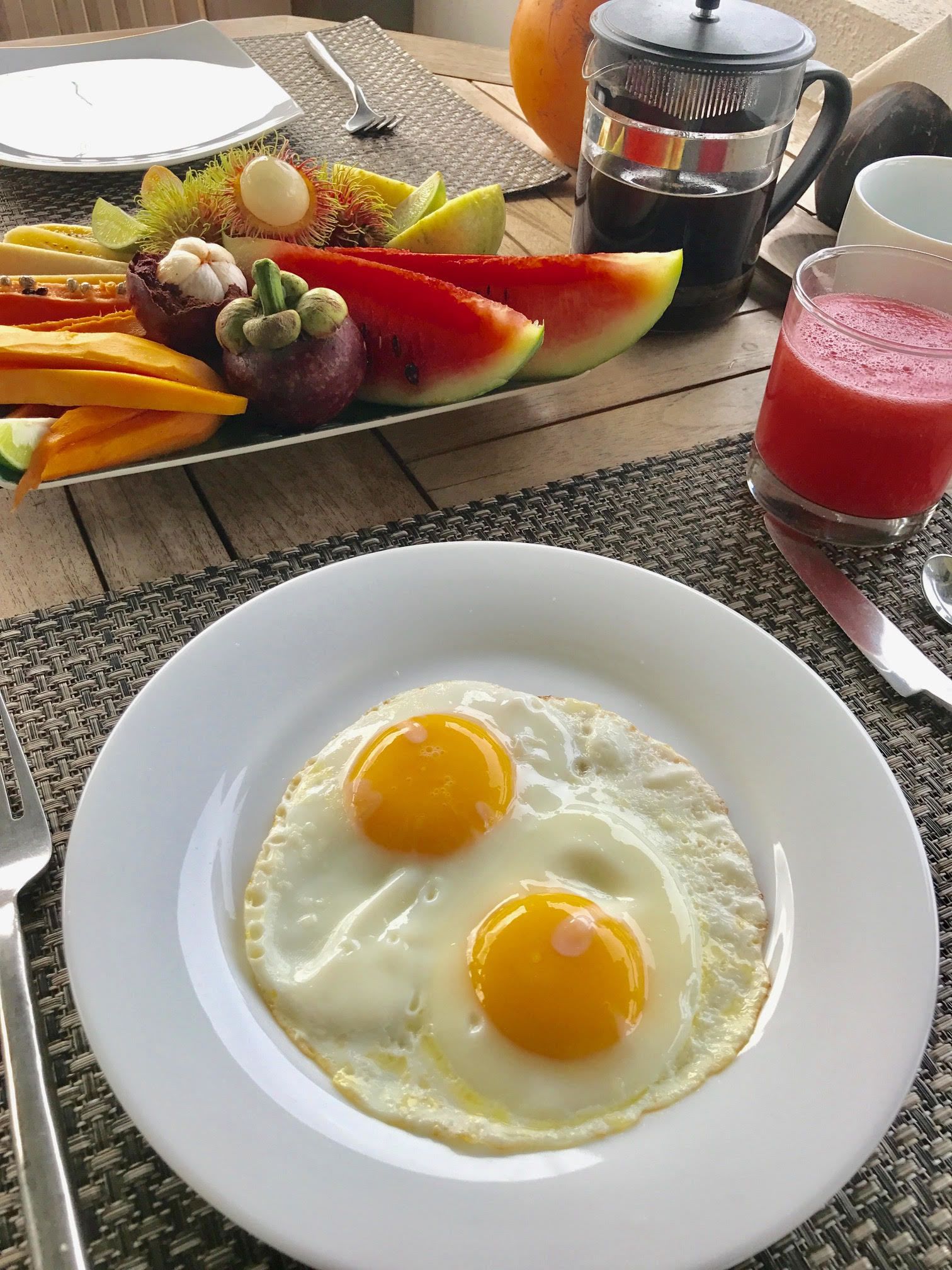 Esmorzar amb ous, fruita i una cafetera.