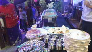 Una mesa de buffet con diferentes alimentos y utensilios.