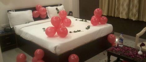 Quarto casal standard | Cofres nos quartos, escrivaninha, camas extras/dobráveis (sobretaxa)