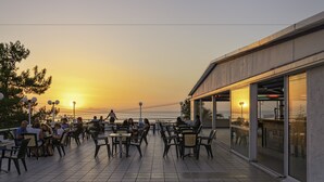 Poolside bar - Akoya Resort (Mylopotamos)