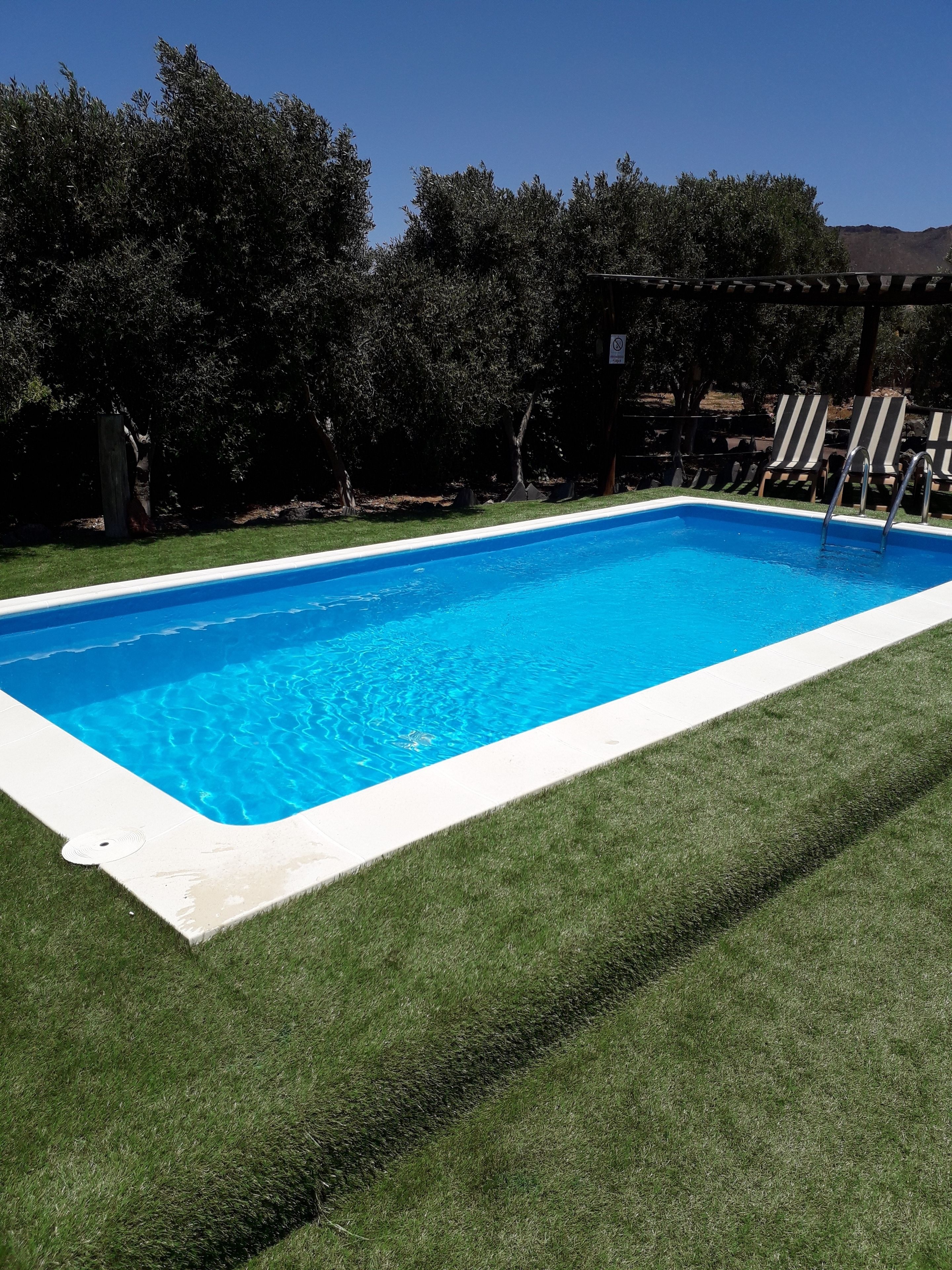 حمّام سباحة خارجي، مقاعد للتشمس