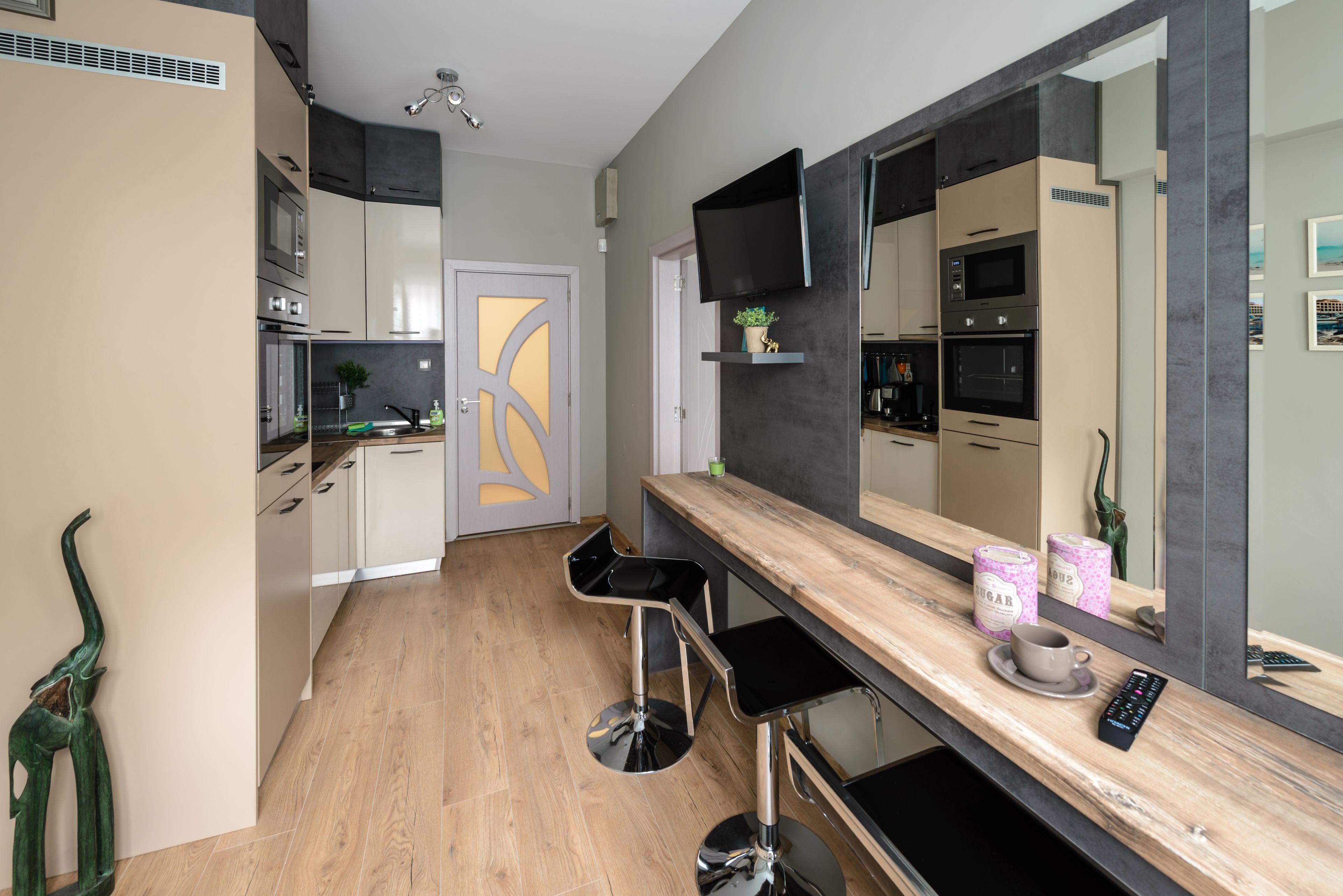 Apartamento urbano, vista para o jardim | Cozinha privada | Geladeira grande, micro-ondas, fogão, cooktop