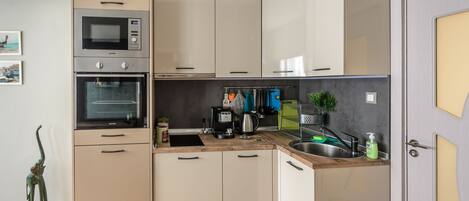 Appartement Ville, vue jardin | Cuisine privée | Grand réfrigérateur, micro-ondes, four, plaque de cuisson