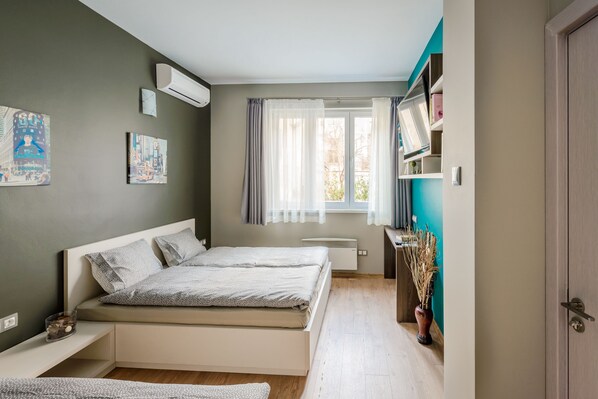 City Apartment, Garden View | 2 bedrooms, in-room safe, individually decorated, individually furnished - Sofia Appart (Sofia)