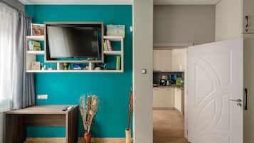 City Apartment, Garden View | 2 bedrooms, in-room safe, individually decorated, individually furnished