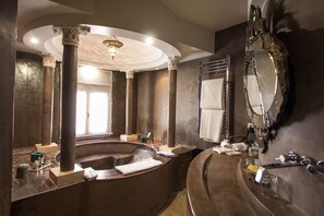 Separate bathtub and shower, deep-soaking bathtub, designer toiletries - Riad Mayfez Suites & Spa (Fes)
