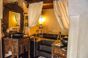 Ambassador Suite | Banheiro | Banheira e chuveiro separados, banheira de imersão