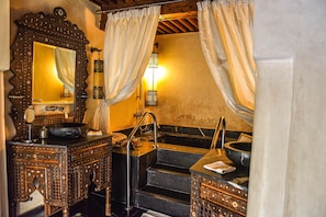 Premium kamer | Badkamer | Een aparte badkuip en douche, een diep bad, designer toiletartikelen