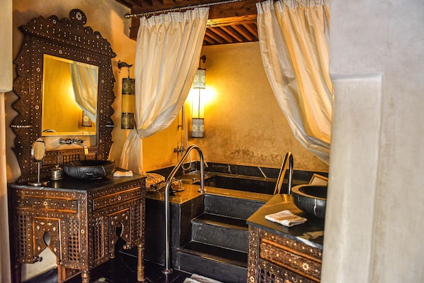 Ambassador Suite | Badezimmer | Badewanne und Dusche (separat), Komfortbadewanne