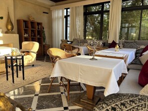 Café da manhã, almoço e jantar; culinária marroquina 