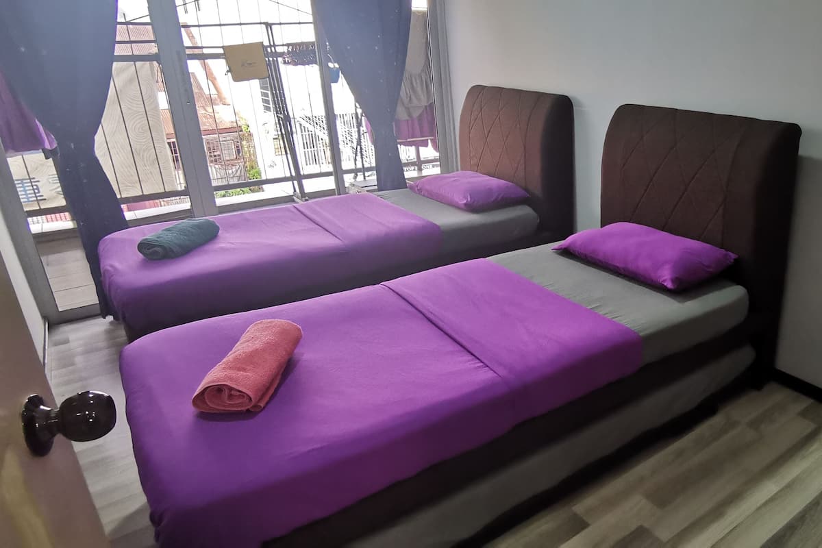 Habitación City con 2 camas individuales, 1 habitación, balcón, vistas a la ciudad | 1 dormitorio, ropa de cama de alta calidad, cortinas opacas