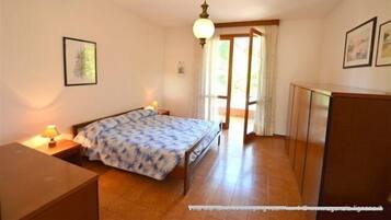 Apartemen, 2 kamar tidur (melC) | 2 kamar tidur, brankas, dan setrika/meja setrika