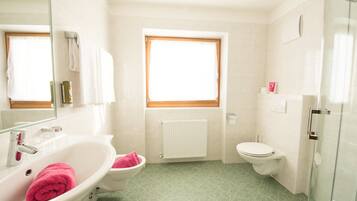 Comfort Double Room | Bilik Mandi | Pancuran mandi