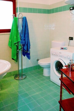 Comfort Villa, 4 Bedrooms (gabE) | Bathroom | Shower, bidet, towels
