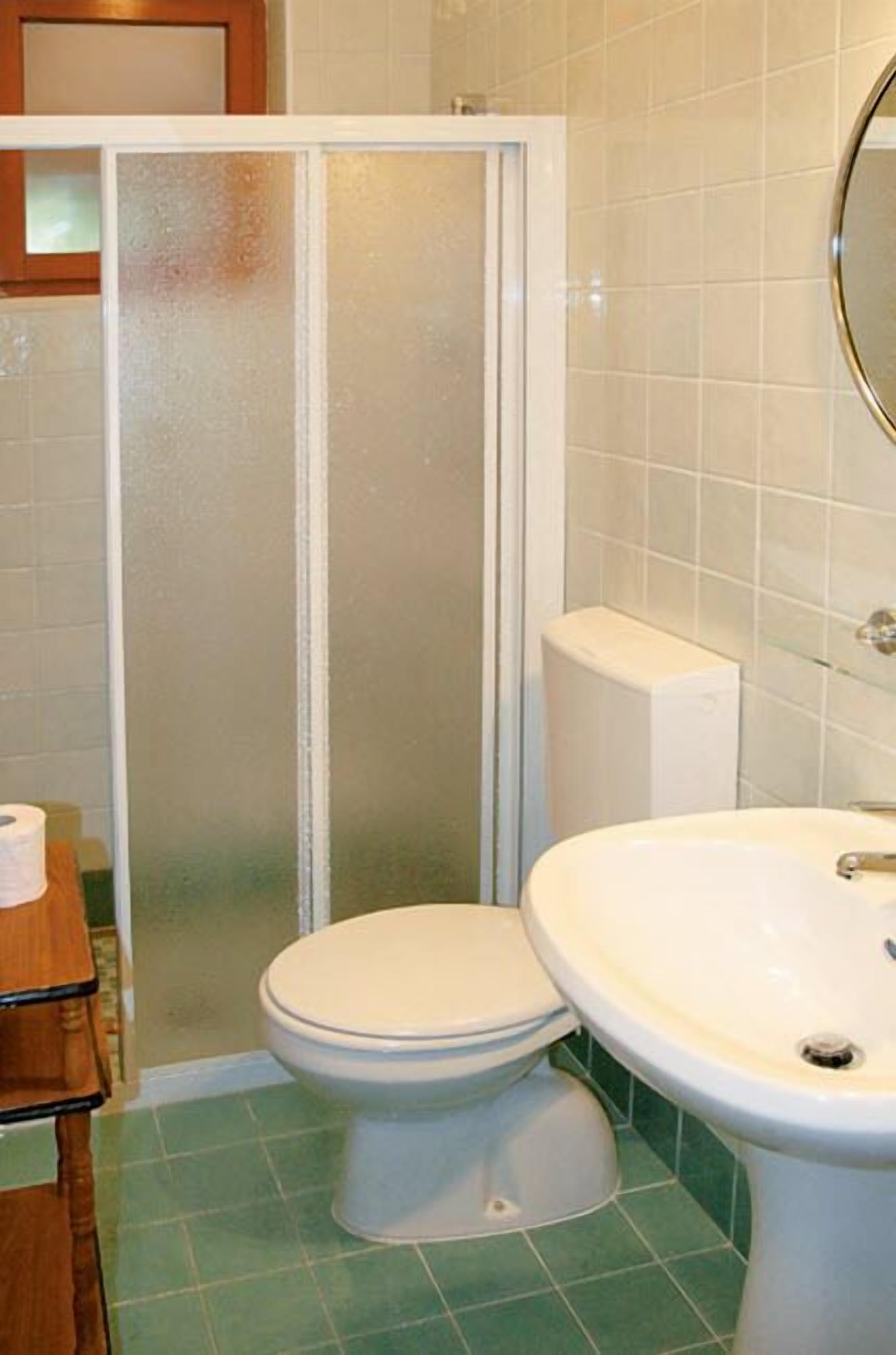 Comfort Villa, 4 Bedrooms (gabE) | Bathroom | Shower, bidet, towels