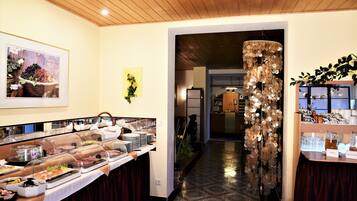 TĂ€gliches FrĂŒhstĂŒcksbuffet (8 EUR pro Person)