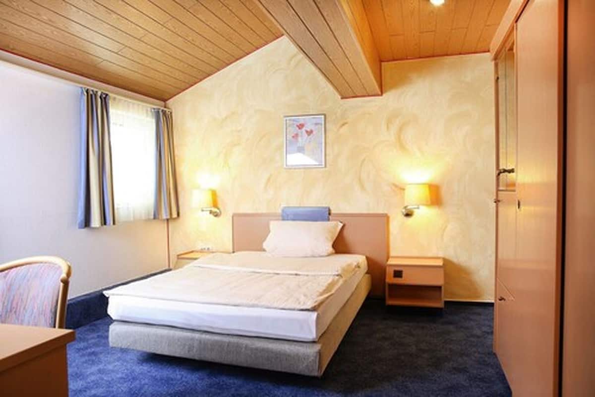 single room | 1 bedroom, minibar, desk, free wifi