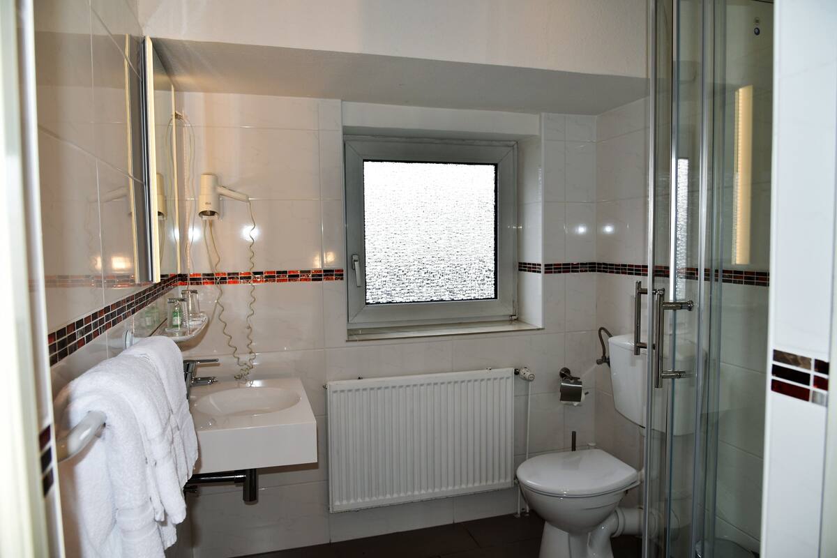 double room | bathroom | shower, towels