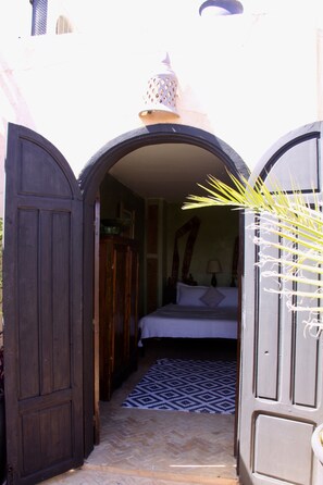 Quarto superior | Quartos à prova de som, ferros/tábuas de passar roupa, berços grátis