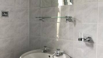 Tvåbäddsrum - 2 enkelsängar | Badrum | Dusch, gratis toalettartiklar och handdukar