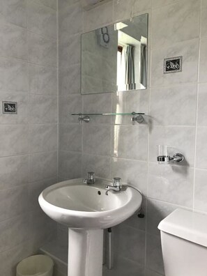 Chambre avec lits jumeaux, 2 lits une place | Salle de bain