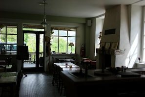 Dinner served - Hôtel Restaurant Le Parisien (Massegros Causses Gorges)