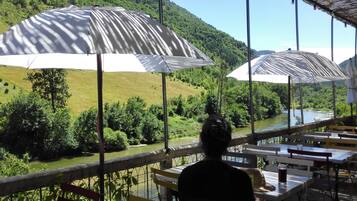 Serveert diner, lokale gerechten