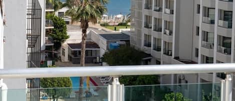 Standaard tweepersoonskamer, veranda, gedeeltelijk uitzicht op zee | Terras