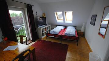 Doppelzimmer, Gemeinschaftsbad | Schreibtisch, Verdunkelungsvorhänge, Zustellbetten, kostenloses WLAN