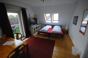 Desk, blackout curtains, rollaway beds, free WiFi - Airportgästehaus Bremen (Bremen)