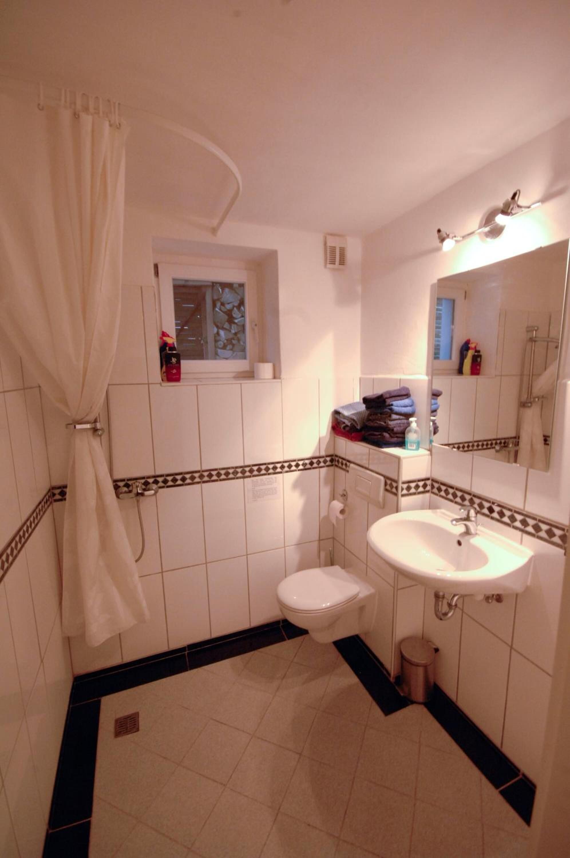 combined shower/bathtub, hair dryer, towels