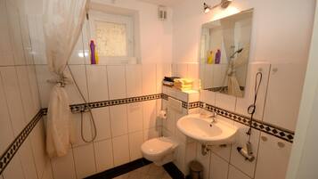 Duschwanne, Haartrockner, Handtücher