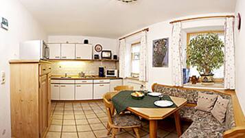 Apartemen (1) | Makan di kamar