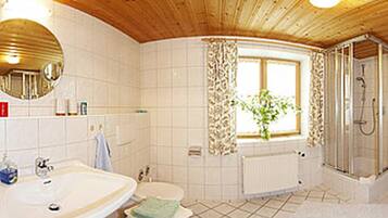 Apartment (6) | Bathroom | Hair dryer, towels