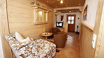 Apartment (5) | Living room | Flat-screen TV, table tennis