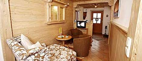 Apartment (5) | Living room | Flat-screen TV, table tennis