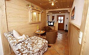 Apartament (5) | Sala d'estar | Televisor de pantalla plana i taula de tennis de taula 