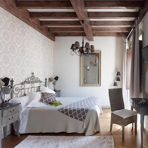 Caixa forta a l'habitació, escriptori i habitacions insonoritzades