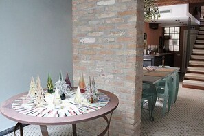 House | In-room dining