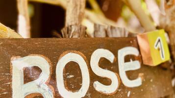 Uma placa de madeira com a palavra 'Rose' e o número '1' colados.