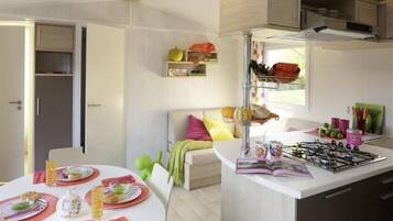 Mobil Karavan (Flores) | Dapur kecil pribadi | Lemari es, microwave, kompor, dan peralatan masak/sendok-piring